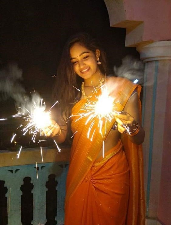 एकदम कडक जोडी, रसिका सुनीलच्या दिवाळी फोटोवर चाहते म्हणतात... - Marathi  News | Marathi Actress Rasika Sunil Diwali Photoshoot, Photo Viral | TV9  Marathi