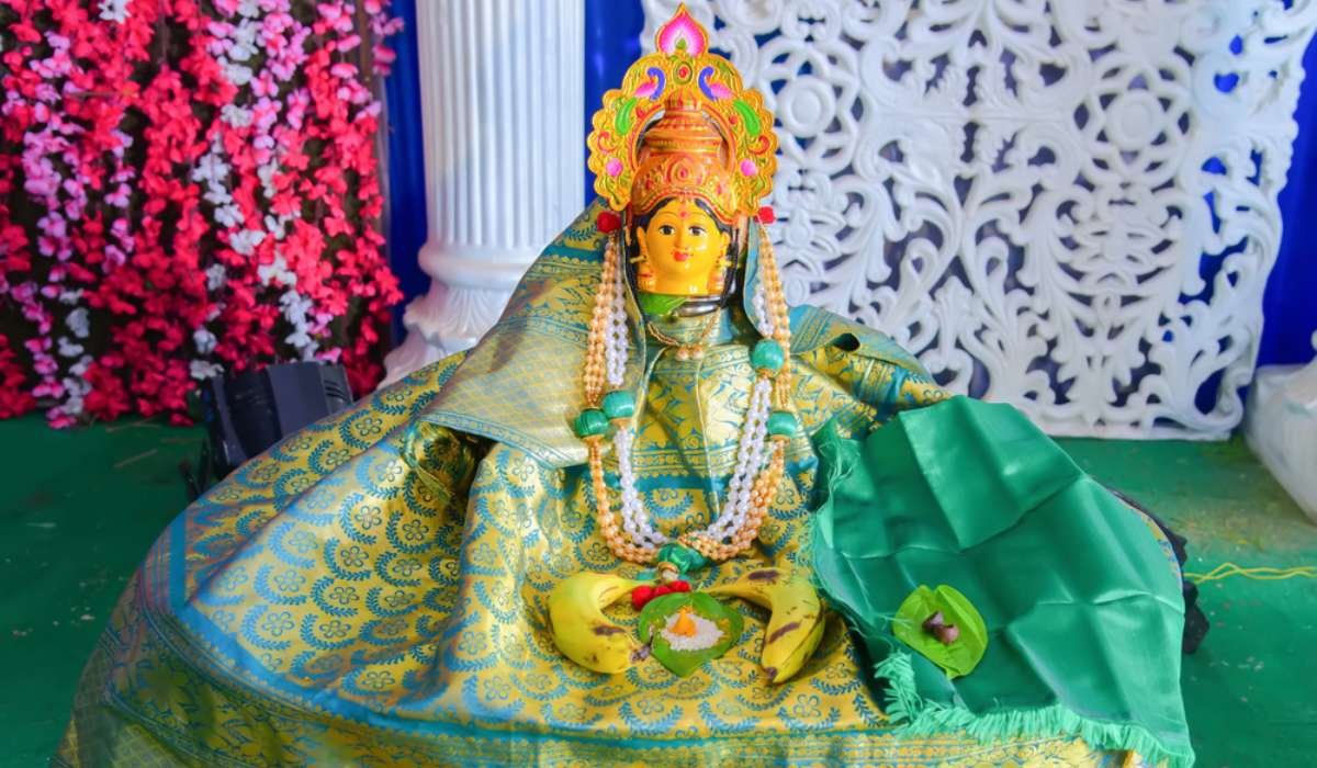 Gowri Habba 2022 Decoration Ideas: Know How To Prepare Mantapa for Goddess  Gauri and What All Is Put in the Baagina for Gowri Vratham Pooja Rituals  (Watch Videos) | 🙏🏻 LatestLY