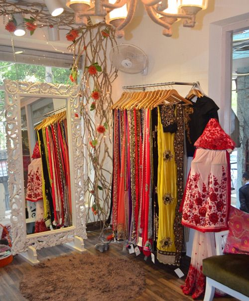 Unleash ur creativity with 15 small cloth shop interior design ideas