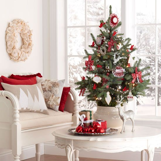 25 Christmas decoration materials: A comprehensive list