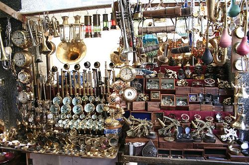 Colaba Causeway market: What to do and buy here?