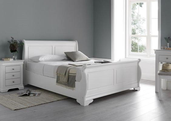 काल्पनिक सफेद बेडरूम: आश्चर्यजनक सफेद बिस्तर डिजाइनों के लिए एक गाइड
