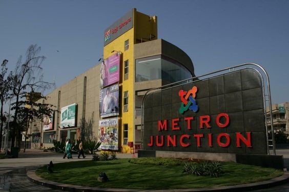 Metro Junction Mall, Mumbai: Shopping and entertainment options