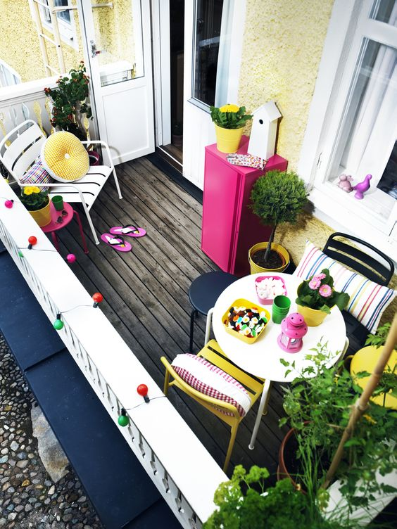 Small modern balcony designs for a contemporary look