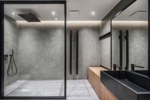 https://housing.com/news/wp-content/uploads/2023/04/Top-shower-designs-for-a-stylish-bathroom-t.jpg