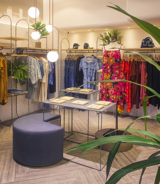 10 Practical Tips For Small Clothes Shop Decoration