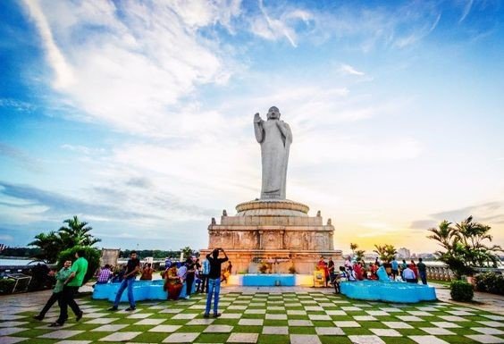 What makes Lumbini Park Hyderabad a modern-day landmark? 