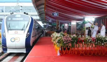 PM ने भोपाल से 5 नई वंदे भारत एक्सप्रेस ट्रेनों को हरी झंडी दिखाकर रवाना किया