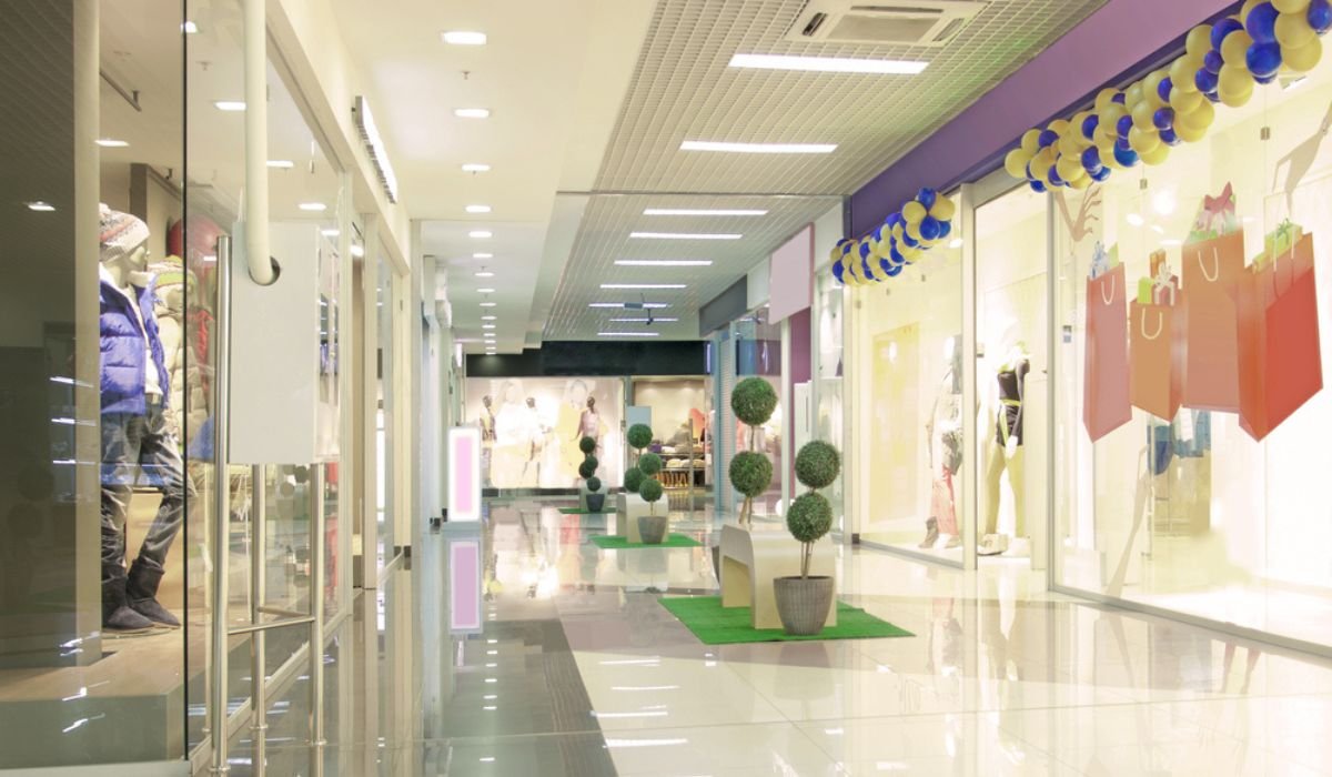 What makes Westend Mall Pune a popular shopping destination?