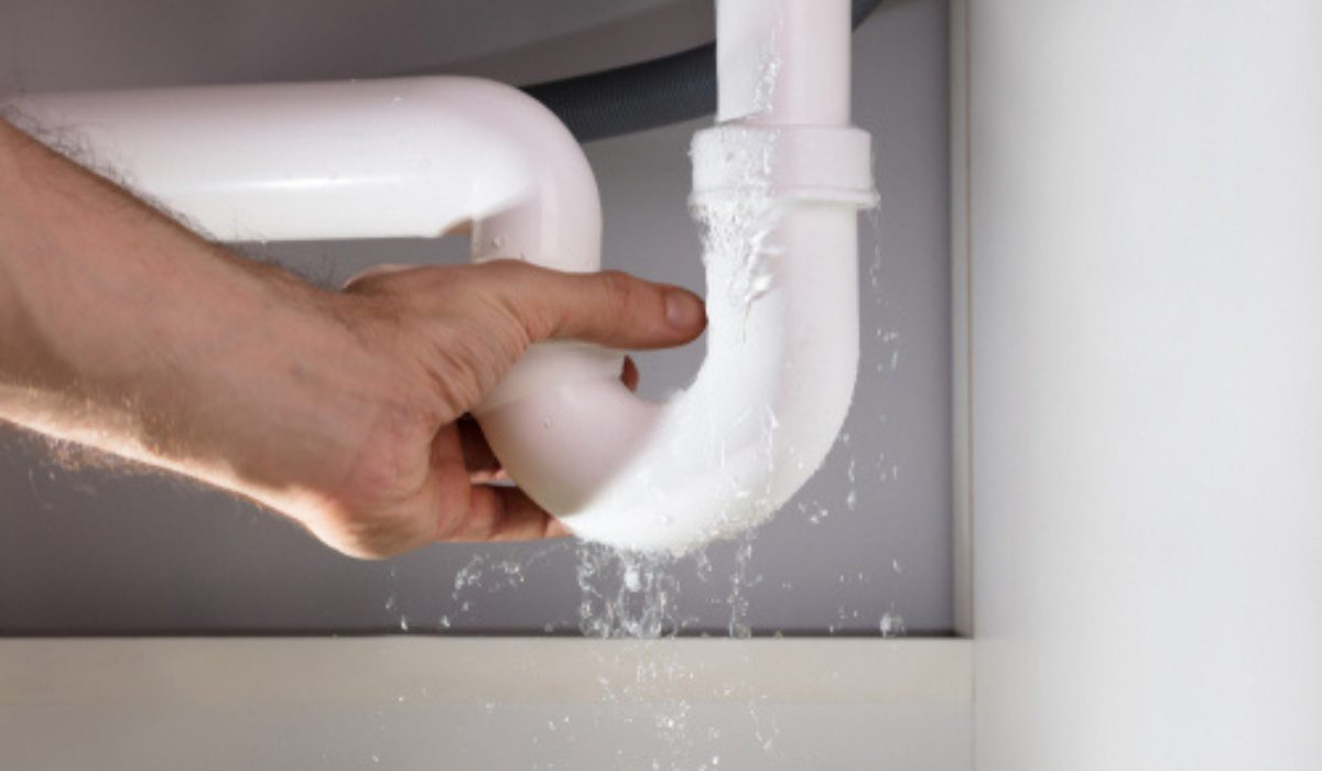 Fixing a leaking pipe Different methods