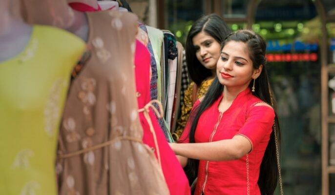 What attracts shoppers to LuLu Mall in Trivandrum?