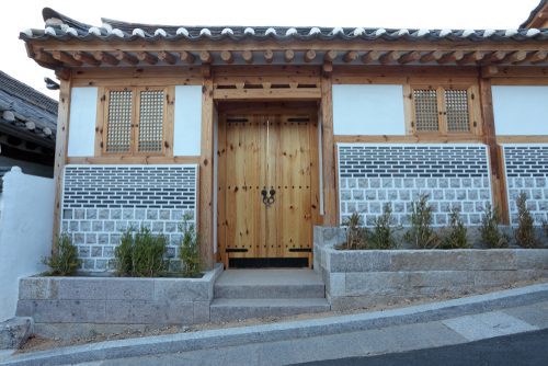 15 wooden main gate design to amplify your home’s luxe quotient