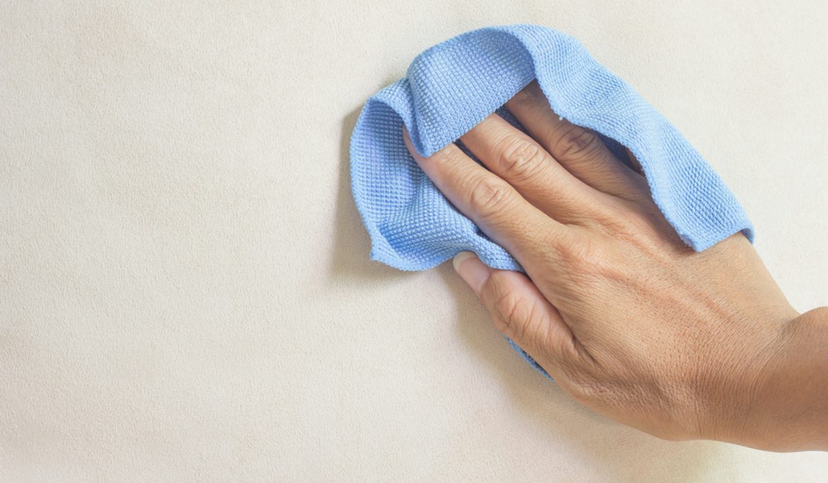 How to remove wall stains at home?