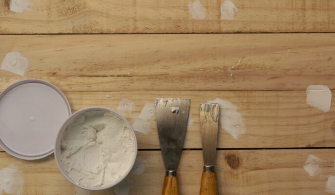 Putty knife outlet for wood filler