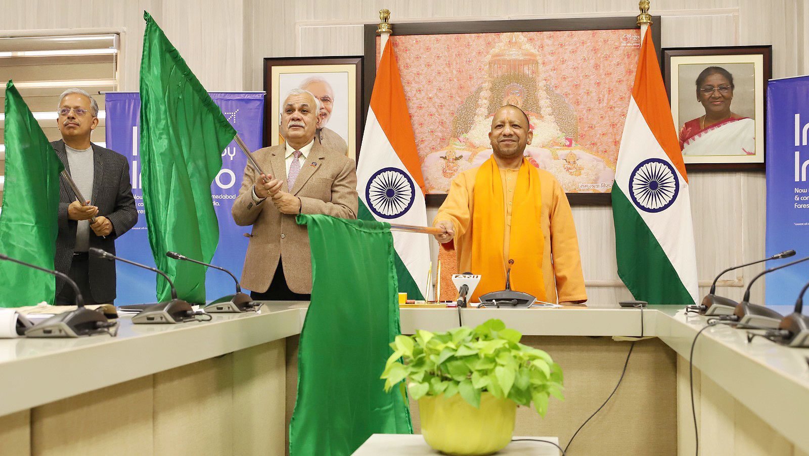 नागरी विमान वाहतूक मंत्र्यांनी अयोध्या ते अहमदाबाद या विमानाला हिरवा झेंडा दाखवला