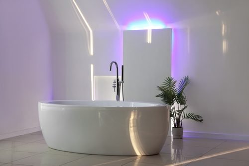 तुमच्या घरासाठी 25 बाथरूम लाइटिंग कल्पना
