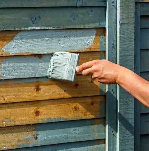 Top 5 colours to paint a fence and make your backyard look bigger